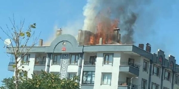 Ankarada 3 katlı binanın çatısı yandı