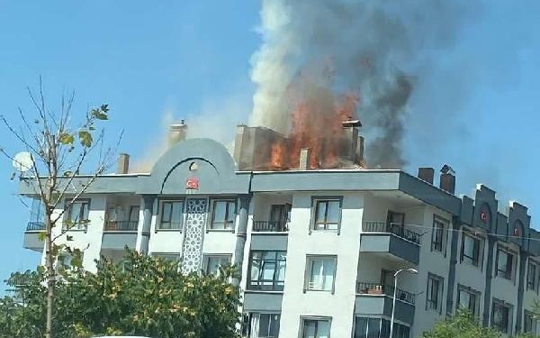 Ankarada 3 katlı binanın çatısı yandı