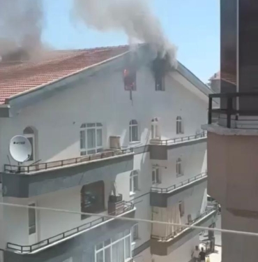 Ankara'da çatı yangını 10 Ankarada çatı yangını