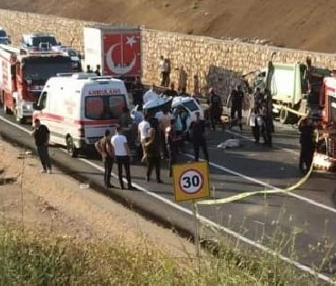 Ankarada çöp kamyonu ile otomobil çarpıştı 1 ölü