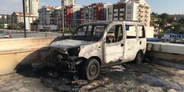 Ankarada park halindeki otomobil yandı