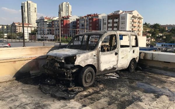 Ankarada park halindeki otomobil yandı