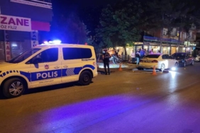 Ankara'da silahlı kavganın şüphelileri kaçarken yayalara çarptı: 2'si silahla 4 yaralı 16 Ankarada silahlı kavganın şüphelileri kaçarken yayalara çarptı 2si silahla 4 yaralı