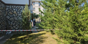 Annesi ve anneannesini öldürüp, ceset parçalarını camdan attı 4 Annesi ve anneannesini öldürüp ceset parçalarını camdan attı