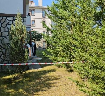 Annesi ve anneannesini öldürüp ceset parçalarını camdan attı