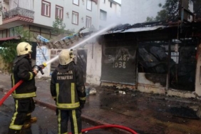 Antalya Kepez'de çıkan yangında 2 dükkan küle döndü 31 Antalya Kepezde çıkan yangında 2 dükkan küle döndü