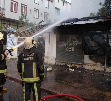 Antalya Kepezde çıkan yangında 2 dükkan küle döndü