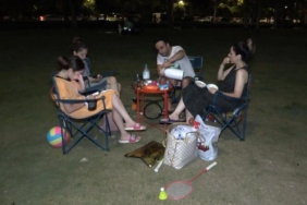 Antalyada sıcaktan bunalanlar akşam da sahili doldurdu