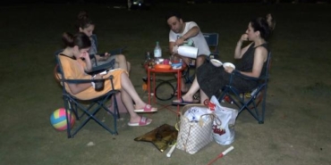 Antalya'da sıcaktan bunalanlar akşam da sahili doldurdu 14 Antalyada sıcaktan bunalanlar akşam da sahili doldurdu