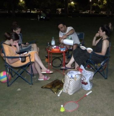 Antalya'da sıcaktan bunalanlar akşam da sahili doldurdu 4 Antalyada sıcaktan bunalanlar akşam da sahili doldurdu