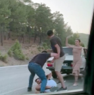 Antalyadaki yol kavgasından evlilik teklifi çıktı
