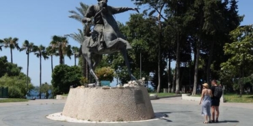 Antalya'nın ilk Türk fatihi Keyhüsrev'in heykeli bakımsız kaldı 39 Antalyanın ilk Türk fatihi Keyhüsrevin heykeli bakımsız kaldı