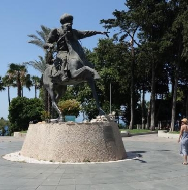Antalyanın ilk Türk fatihi Keyhüsrevin heykeli bakımsız kaldı