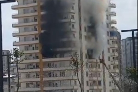 Apartman dairesinde çıkan yangında anne ve 2 çocuğu dumandan etkilendi