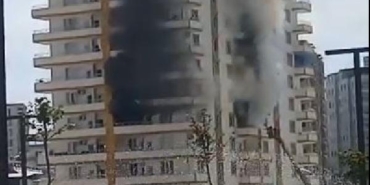 Apartman dairesinde çıkan yangında, anne ve 2 çocuğu dumandan etkilendi 27 Apartman dairesinde çıkan yangında anne ve 2 çocuğu dumandan etkilendi