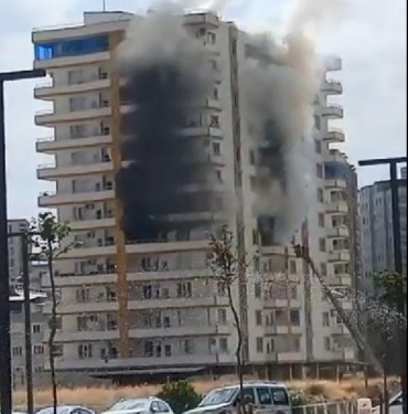 Apartman dairesinde çıkan yangında, anne ve 2 çocuğu dumandan etkilendi 7 Apartman dairesinde çıkan yangında anne ve 2 çocuğu dumandan etkilendi