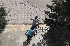 Apartman girişinden motosiklet hırsızlığı kamerada 9 Apartman girişinden motosiklet hırsızlığı kamerada