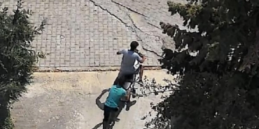 Apartman girişinden motosiklet hırsızlığı kamerada 11 Apartman girişinden motosiklet hırsızlığı kamerada