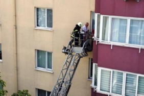 Apartmanda balkon aralığına düşen kedi, 2 saatte kurtarıldı 23 Apartmanda balkon aralığına düşen kedi 2 saatte kurtarıldı
