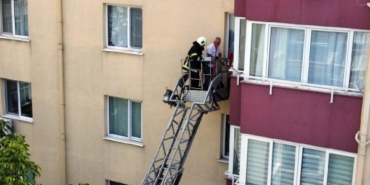 Apartmanda balkon aralığına düşen kedi, 2 saatte kurtarıldı 25 Apartmanda balkon aralığına düşen kedi 2 saatte kurtarıldı