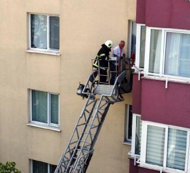 Apartmanda balkon aralığına düşen kedi 2 saatte kurtarıldı