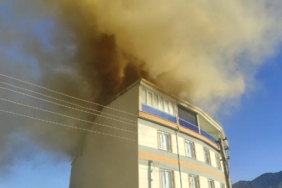Apartmanın çatı katında yangın paniği 1 Apartmanın çatı katında yangın paniği