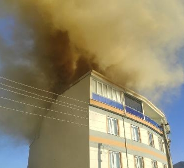 Apartmanın çatı katında yangın paniği