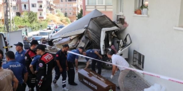 Apartmanın duvarına çarpan kamyonetin sürücüsü öldü 1 Apartmanın duvarına çarpan kamyonetin sürücüsü öldü