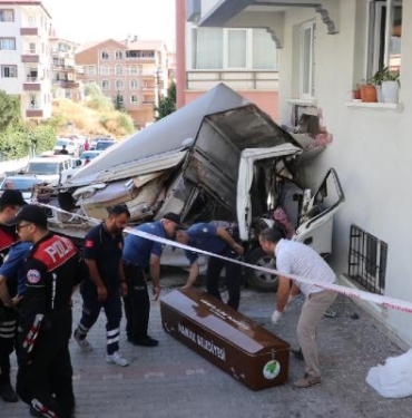 Apartmanın duvarına çarpan kamyonetin sürücüsü öldü 3 Apartmanın duvarına çarpan kamyonetin sürücüsü öldü
