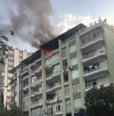 Apartmanın teras katında çıkan yangın korkuttu