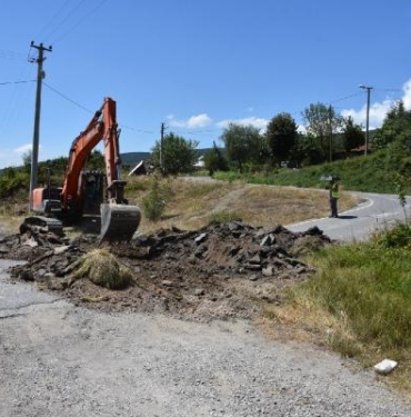 Arazisinden geçen mahalle yolunu iş makinesiyle kazdırıp, kapattı 9 Arazisinden geçen mahalle yolunu iş makinesiyle kazdırıp kapattı