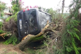 Arıza yapan aracını yokuş aşağı çalıştırmak isterken kaza yaptı, yaralandı 27 Arıza yapan aracını yokuş aşağı çalıştırmak isterken kaza yaptı yaralandı