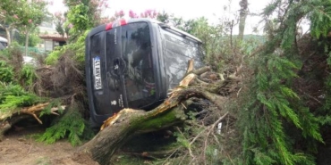 Arıza yapan aracını yokuş aşağı çalıştırmak isterken kaza yaptı, yaralandı 29 Arıza yapan aracını yokuş aşağı çalıştırmak isterken kaza yaptı yaralandı