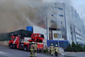 ARNAVUTKÖYDE 4 KATLI BİR FABRİKADA YANGIN fotoğraf