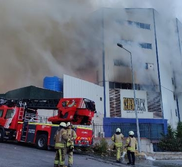 ARNAVUTKÖYDE 4 KATLI BİR FABRİKADA YANGIN fotoğraf