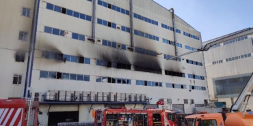 Arnavutköy'de fabrikada çıkan yangın 13 saat sonra kontrol altına alındı 28 Arnavutköyde fabrikada çıkan yangın 13 saat sonra kontrol altına alındı