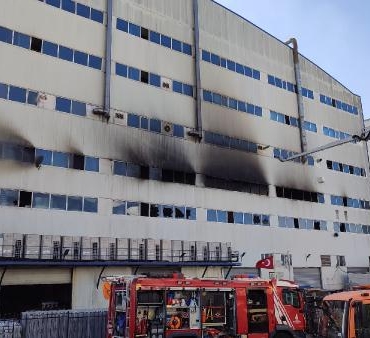 Arnavutköyde fabrikada çıkan yangın 13 saat sonra kontrol altına alındı