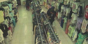 Arnavutköy'de hırsızlık yaparken yakalanan kadın kamerada 31 Arnavutköyde hırsızlık yaparken yakalanan kadın kamerada