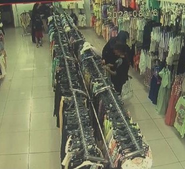 Arnavutköyde hırsızlık yaparken yakalanan kadın kamerada