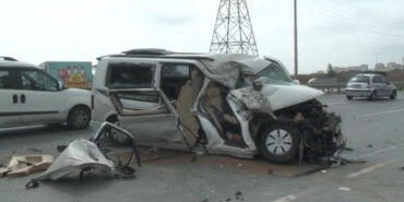 Arnavutköy'de kamyonete çarpan minibüsün şoförü araçta sıkıştı 18 Arnavutköyde kamyonete çarpan minibüsün şoförü araçta sıkıştı