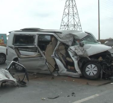 Arnavutköyde kamyonete çarpan minibüsün şoförü araçta sıkıştı