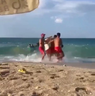 Arnavutköy'de sahilde kavga 8 Arnavutköyde sahilde kavga