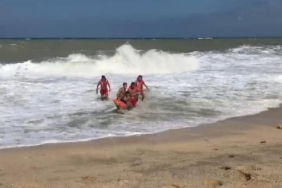 Arnavutköyde yasağa rağmen denize giren vatandaş boğulmaktan son anda kurtarıldı