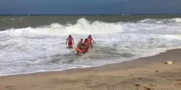 Arnavutköy'de yasağa rağmen denize giren vatandaş boğulmaktan son anda kurtarıldı 26 Arnavutköyde yasağa rağmen denize giren vatandaş boğulmaktan son anda kurtarıldı