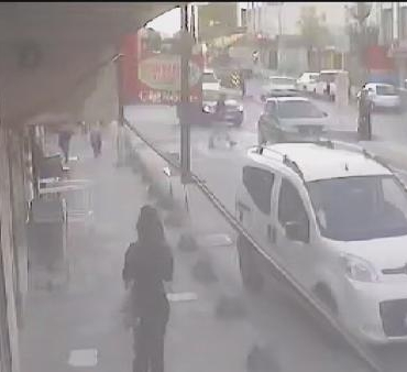 Arnavutköyde yaya geçidinden geçerken otomobil çarptı