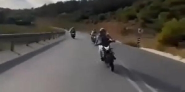 Arnavutköyde zikzak yaparken önündeki motosiklete çarptı 2 ölü