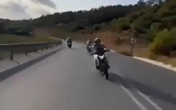 Arnavutköy'de zikzak yaparken önündeki motosiklete çarptı: 2 ölü 6 Arnavutköyde zikzak yaparken önündeki motosiklete çarptı 2 ölü