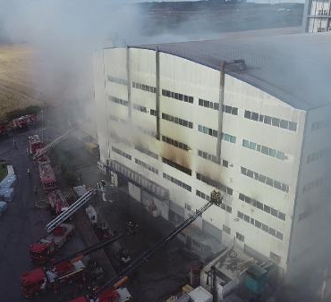 Arnavutköydeki fabrika yangının havadan fotoğrafları