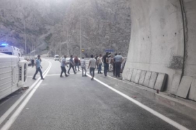 Artvinde düğüne gidenleri taşıyan minibüs devrildi 15 yaralı