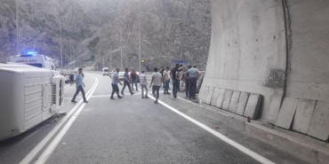 Artvin'de, düğüne gidenleri taşıyan minibüs devrildi; 15 yaralı 6 Artvinde düğüne gidenleri taşıyan minibüs devrildi 15 yaralı